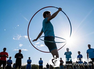 只有结合均衡饮食和规律作息，才能让呼啦圈减肥效果更显著