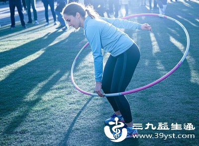 偶尔短时间转动呼啦圈,减肥效果不明显 偶尔短时间转动呼啦圈,减肥效果不明显