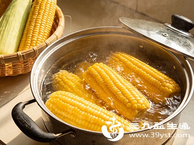 玉米睡前2-3小时吃完，给肠胃留消化时间
