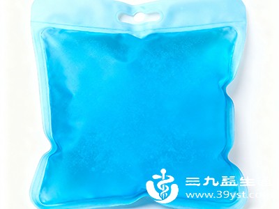 用毛巾包裹冰袋