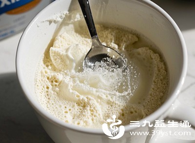 奶粉属于高蛋白、高脂肪的食物，进入肠道后会增加肠胃的消化负担