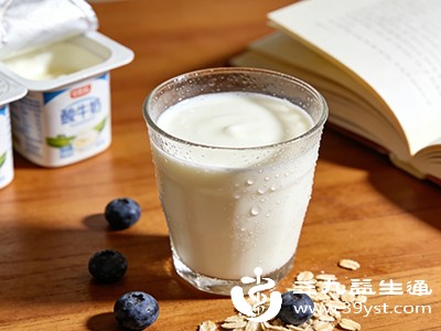 酸奶含有一定的蛋白质、碳水化合物和水分