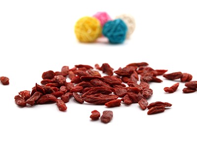 优质的枸杞子呈类纺锤形或椭圆形