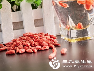 取适量枸杞子放入杯中，加入少量温水，用手轻轻搅动