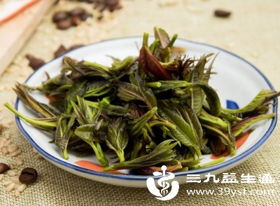 香椿中含有一定量的亚硝酸盐，新鲜采摘的香椿亚硝酸盐含量较高