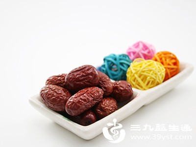 部分人在大量食用红枣后，会出现口干、口腔溃疡、便秘等类似上火的症状