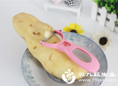 待热敷结束后，立即将处理好的土豆薄片紧密贴合在奶结部位