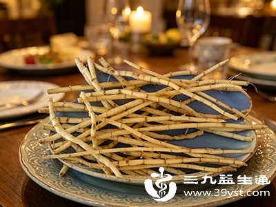 将新鲜茅根洗净切段（干茅根直接用）