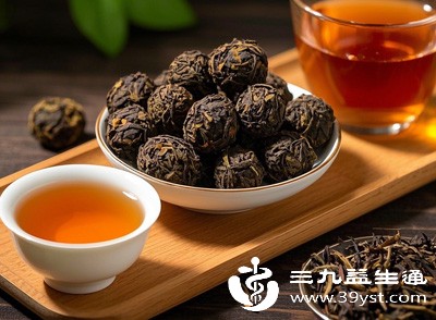 生普洱茶中的鞣酸与蛋白质丰富的食物（如牛奶、鸡蛋、肉类）同服