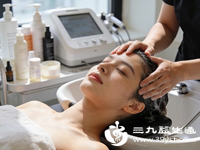 洗发时水温控制在37℃左右，轻柔按摩头皮，避免用力抓挠