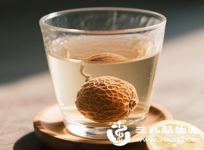 膳食纤维具备强大的吸水能力，进入肠道后能吸收大量水分