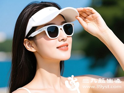 佩戴墨镜、帽子，减少紫外线对眼周皮肤的刺激