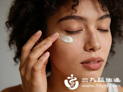 每天早晚涂抹眼霜时，用无名指指腹沿眼周轻轻按摩