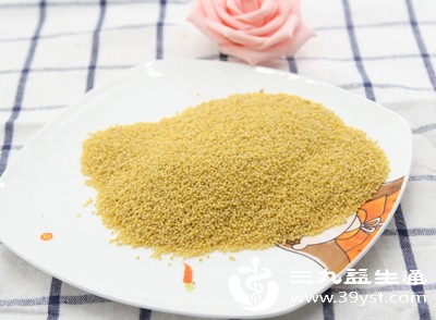 小米作为常见的谷物食材，性温，味甘，归脾、胃、肾经，是谷雨时节滋养脾胃的绝佳选择