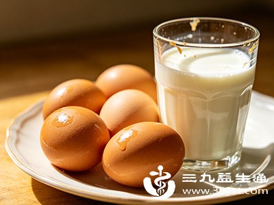多数人每天食用1-2个鸡蛋搭配200-300毫升牛奶