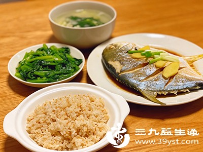 糙米饭+清炒菠菜+清蒸鱼