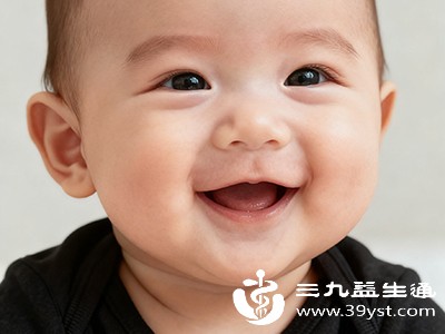 宝宝在长牙期间除了可能有低热，还常伴有流口水、喜欢咬东西