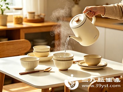 用开水烫餐具“消毒”