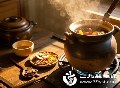 喝中药期间应避免食用甜食、油炸食品、肥肉等容易生痰助湿的食物