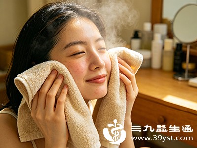 每天睡前用温毛巾（温度约40℃，不烫手为宜）敷在面颊两侧的咀嚼肌部位