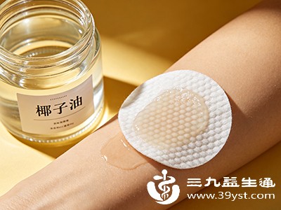 椰子油中的饱和脂肪酸可能刺激皮肤，引发泛红、刺痛