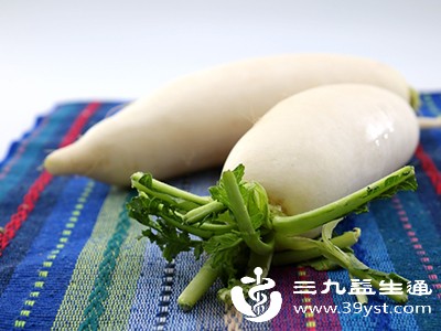 白萝卜含有钾、钙等矿物质，这些成分在水煮过程中会部分溶解到水中