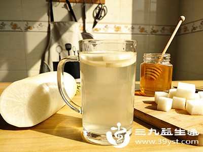 喝一杯温热的白萝卜煮水，能滋润咽喉黏膜，缓解干燥感
