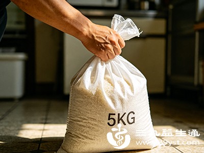 单手提起5公斤的重物（比如一袋5公斤的大米）