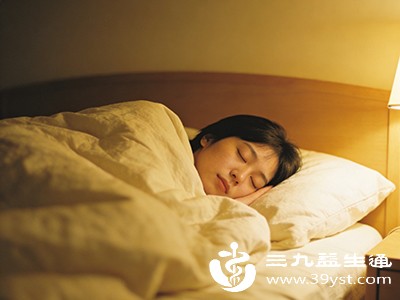 每天23点前入睡，保证7-8小时睡眠