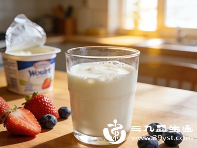 看营养成分表，选“碳水化合物”≤10克/100克