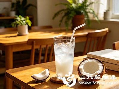 椰子汁富含天然水分，且含有钾、钠、镁等电解质