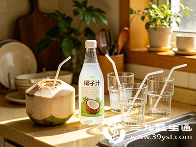 椰子汁中含有的天然抗氧化物质（如多酚类成分）和免疫活性物质