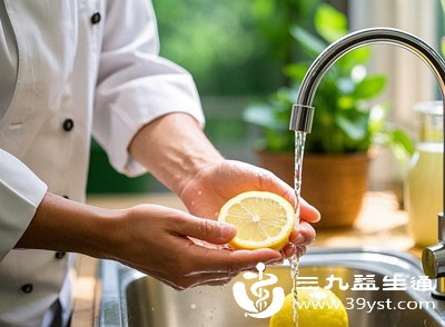 先用流动清水冲洗表面