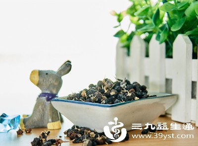 黑枸杞含碳水化合物与膳食纤维，膳食纤维能促进肠道蠕动