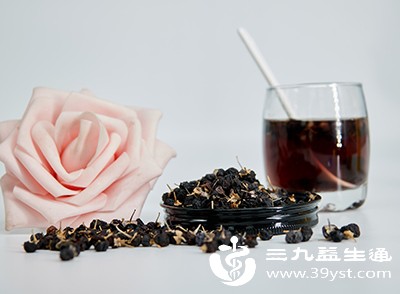 喝一杯黑枸杞水，能补充水分与营养