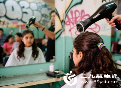 吹头发时，不要将吹风机固定在某一区域长时间吹