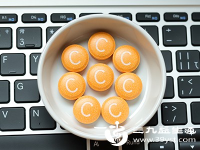 维生素C呈酸性，长期大量摄入（每日超1000毫克）会持续刺激胃黏膜