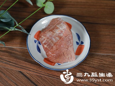 牛肉中的支链氨基酸（亮氨酸、异亮氨酸、缬氨酸）含量较高