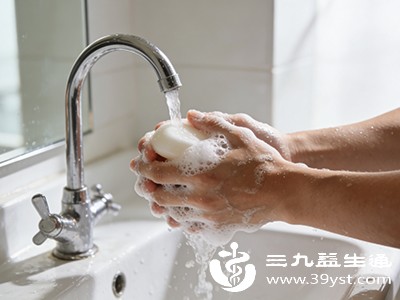 无论面对哪种肝炎患者，日常用餐都应保持“勤洗手、餐具清洁、食物煮熟”的习惯