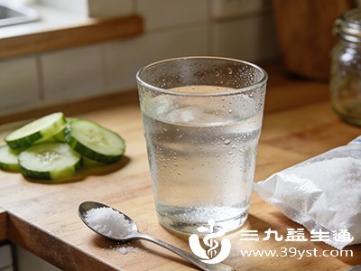 运动后、腹泻初喝淡盐水有讲究 这份最佳饮用时间表帮你避开健康坑