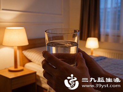 睡前身体代谢减缓，肾脏功能相对减弱，此时喝淡盐水会增加夜尿次数