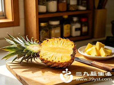 凤梨中的维生素C能促进胶原蛋白合成，帮助增强抵抗力