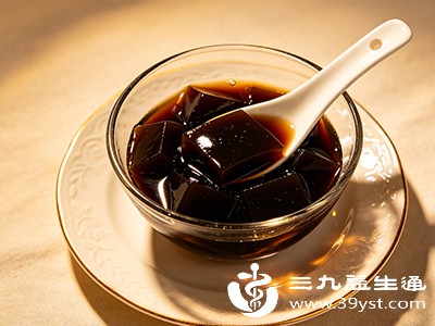 龟苓膏本身带有一定的草本涩味