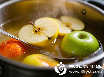 煮制会破坏水果中的部分粗纤维，降低对肠胃黏膜的刺激