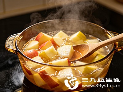 准备苹果1个、梨1个，洗净后去核切块