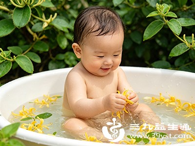 用金银花水洗澡时，家长需提前煮制、放凉至适宜温度