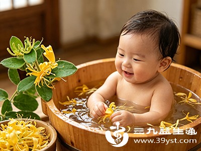 洗澡时金银花水会产生蒸汽，其中的致敏成分可能随蒸汽被婴儿吸入