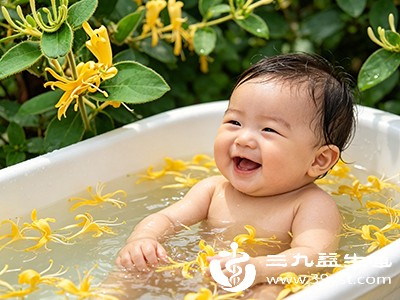家长若依赖金银花水洗澡缓解，可能掩盖潜在的健康问题