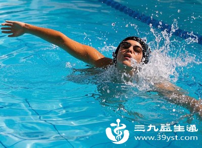 选择低门槛、易坚持的有氧项目，如游泳