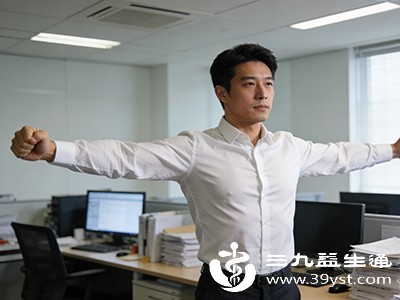 久坐1小时，起身活动5分钟，做简单的背肩动作
